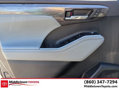 2023 Toyota Highlander Hybrid Platinum