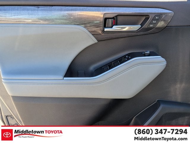 2023 Toyota Highlander Hybrid Platinum