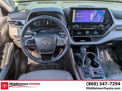 2023 Toyota Highlander Hybrid Platinum
