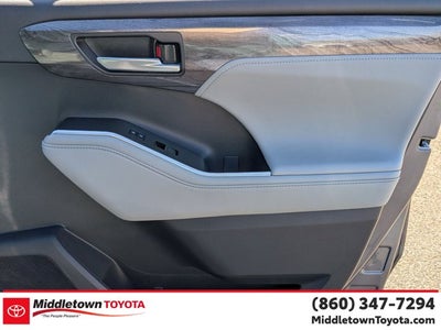 2023 Toyota Highlander Hybrid Platinum