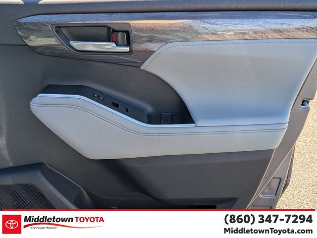 2023 Toyota Highlander Hybrid Platinum