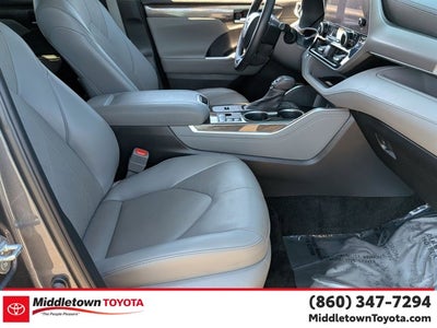 2023 Toyota Highlander Hybrid Platinum