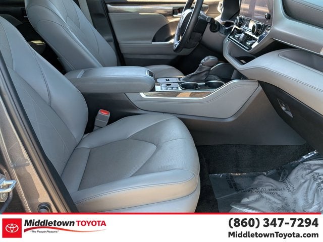2023 Toyota Highlander Hybrid Platinum
