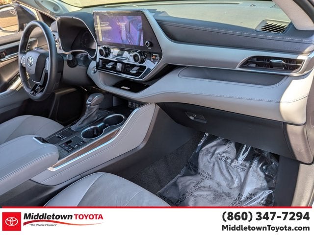 2023 Toyota Highlander Hybrid Platinum